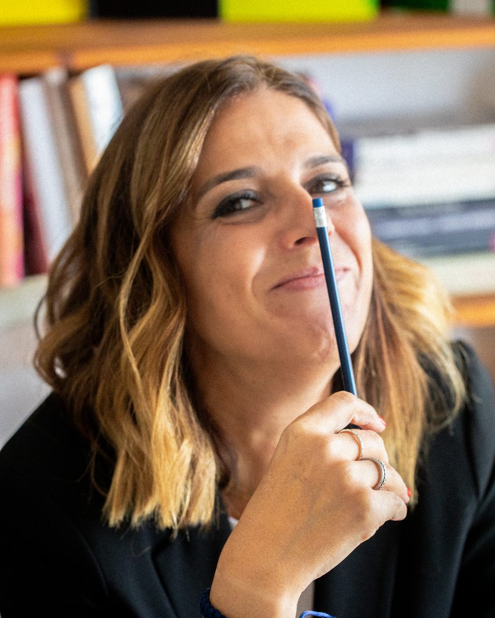 Marta Horta, com um lápis encostado ao rosto, no estúdio