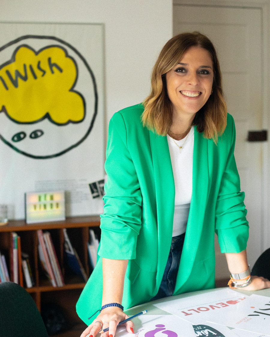 Marta Horta a trabalhar no estúdio, com peças de design sobre a mesa